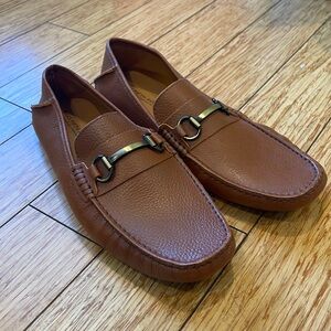 SAKS FIFTH AVENUE
Men’s leather loafer
Sz 10M
Excellent condition!